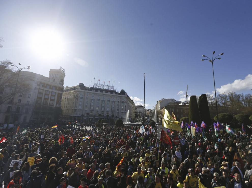 Miles de personas se concentran en la plaza de Neptuno
