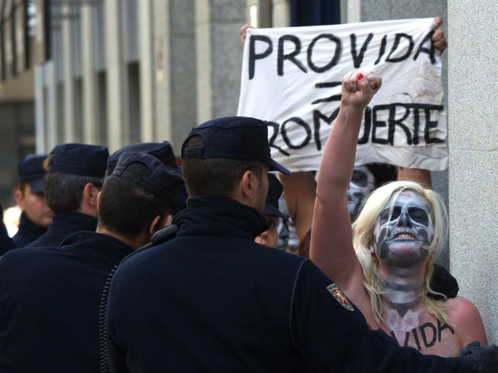 Las activistas de Femen han interrumpido la marcha provida en Madrid