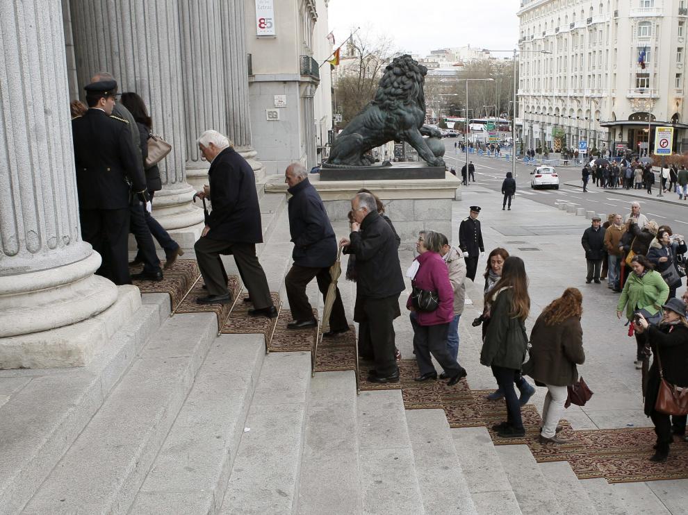 Miles de personas visitan la capilla ardiente de Adolfo Suárez