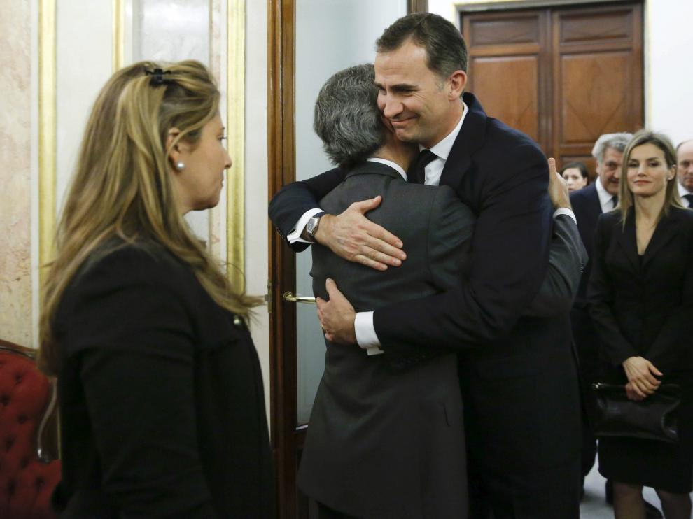 Don Felipe abraza al hijo de Adolfo Suárez