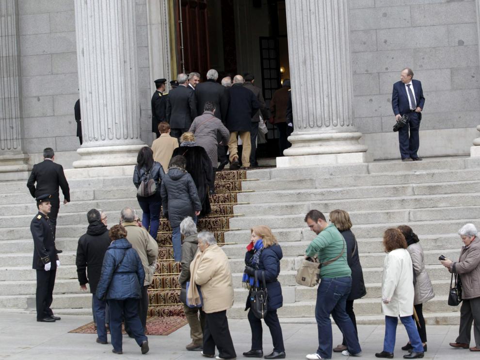 Miles de ciudadanos despiden a Suárez en el Congreso