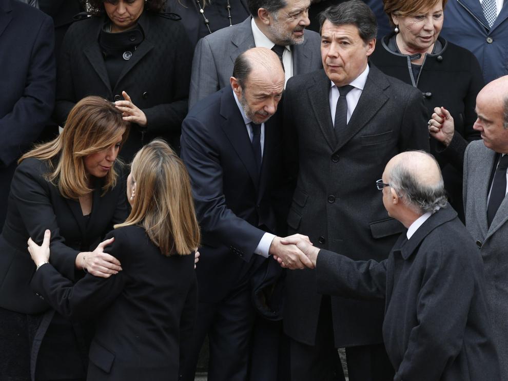 Rubalcaba estrecha la mano de Montoto