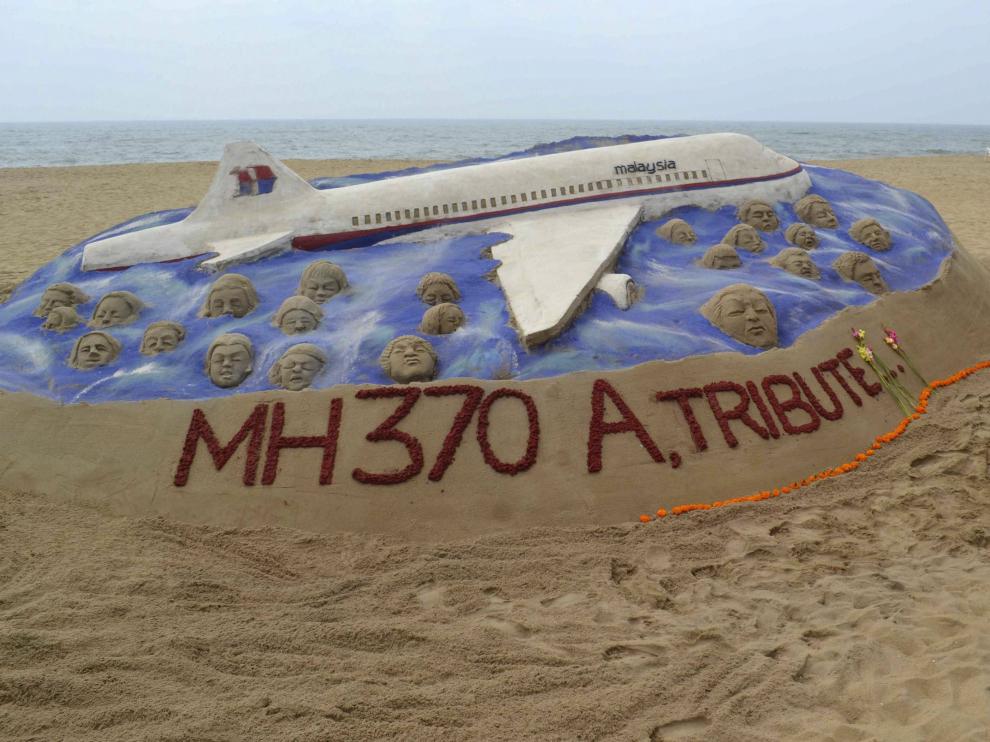 Escultura en la arena en la India en homenaje a los pasajeros del avión