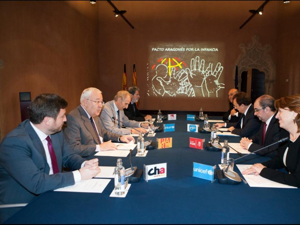 Todos los partidos rubricaron el pacto aragonés por la Infancia