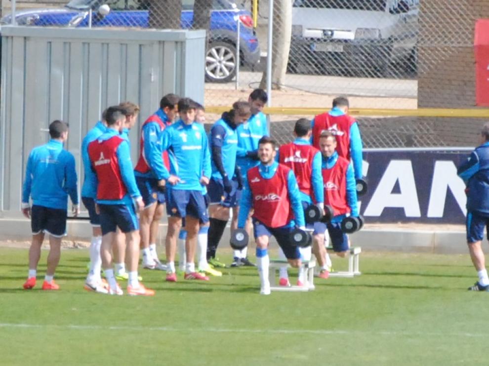 Los jugadores del Real Zaragoza realizan ejercicios físicos