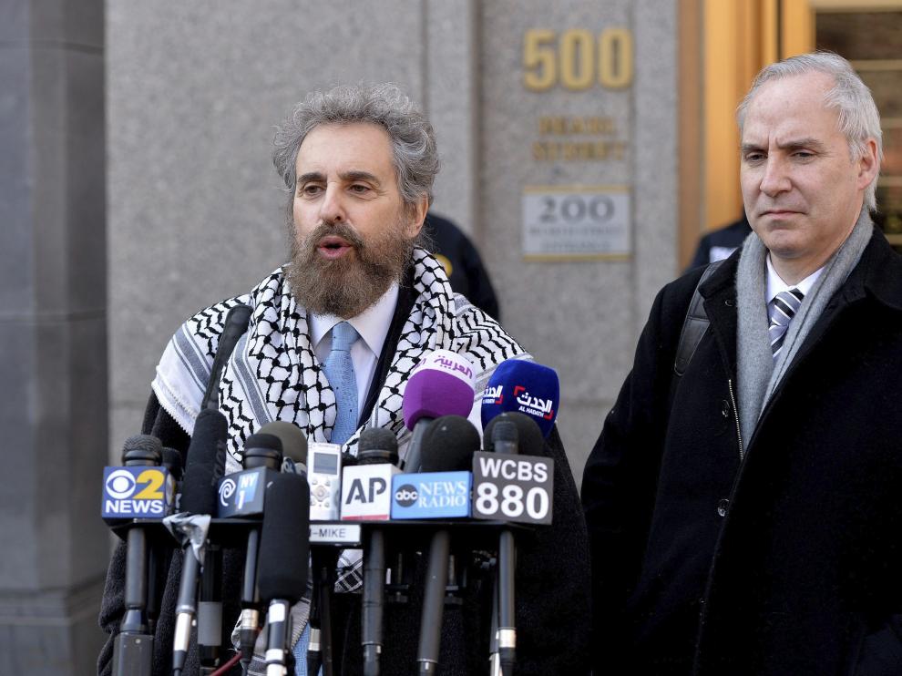El yerno de Bin Laden junto a su abogado