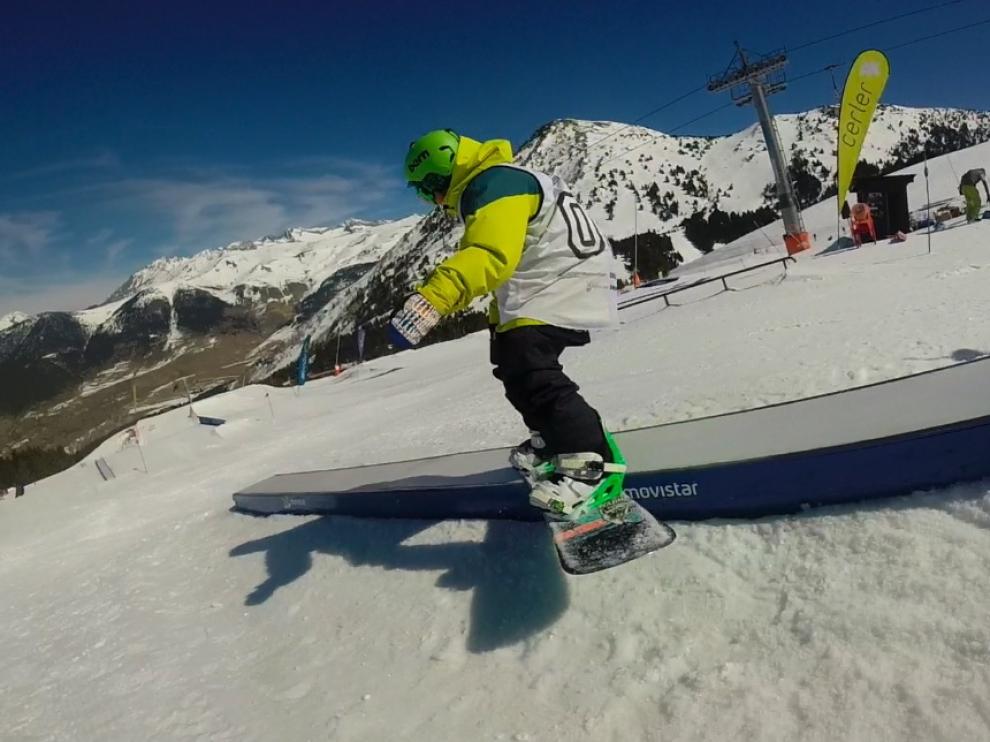 P., practicando snowboard