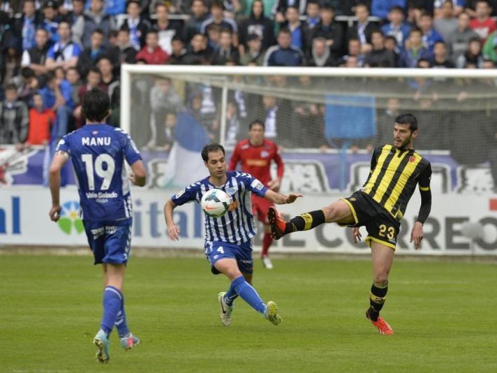 Álamo intenta controlar el balón