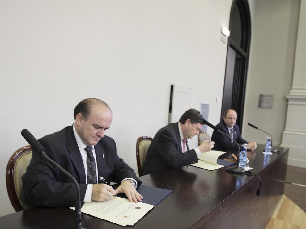 Eduardo Bandrés, Manuel López y José María Serrano escenificaron el acuerdo
