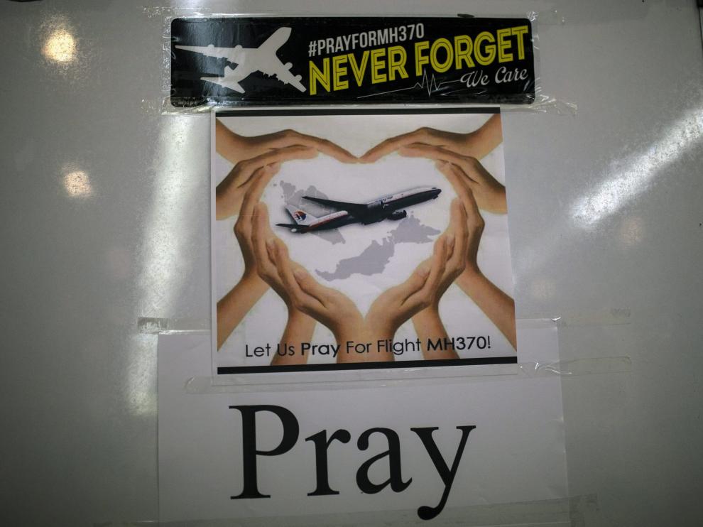 Cartel en memoria de las víctimas del accidente del avión MH370