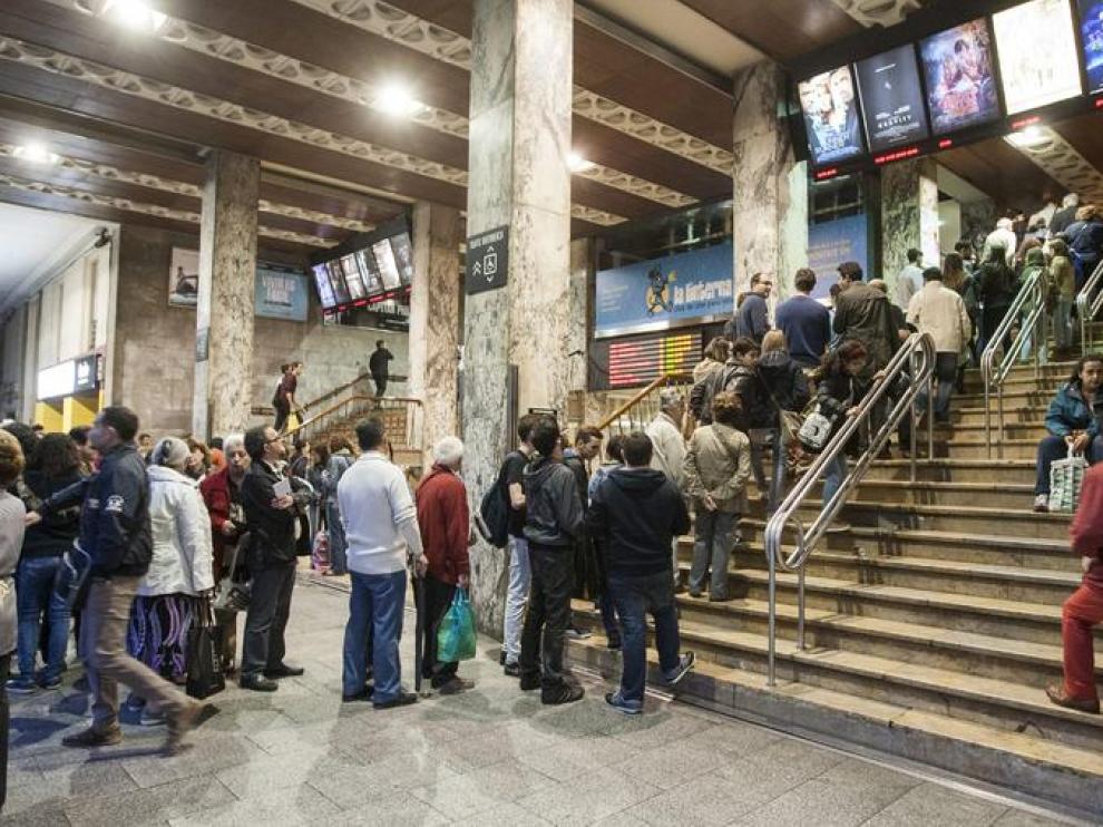 Filas interminables en los cines Palafox