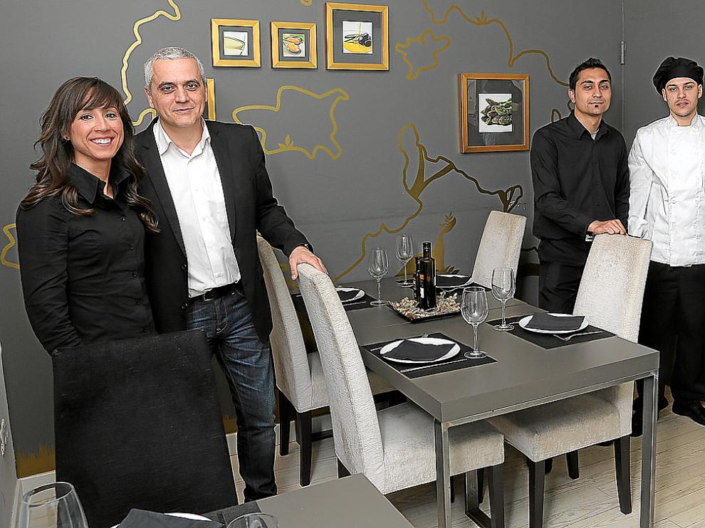 El equipo humano del bar restaurante El Portal del Jamón, de Zaragoza