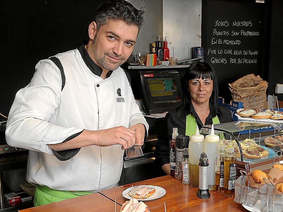 Cristian Yáñez y Mariol Velasco, en la bien surtida barra de La Ternasca.
