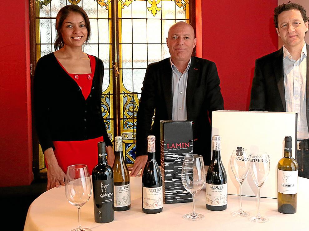 Jhencely Hernández y Pedro Tabuenca, de Dispac, y Óscar Martínez, de Alianza de Garapiteros.