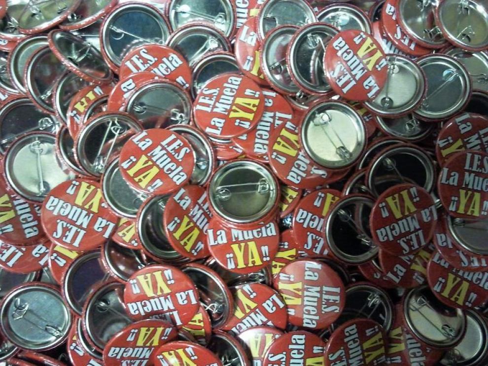 Chapas que piden el instituto para La Muela