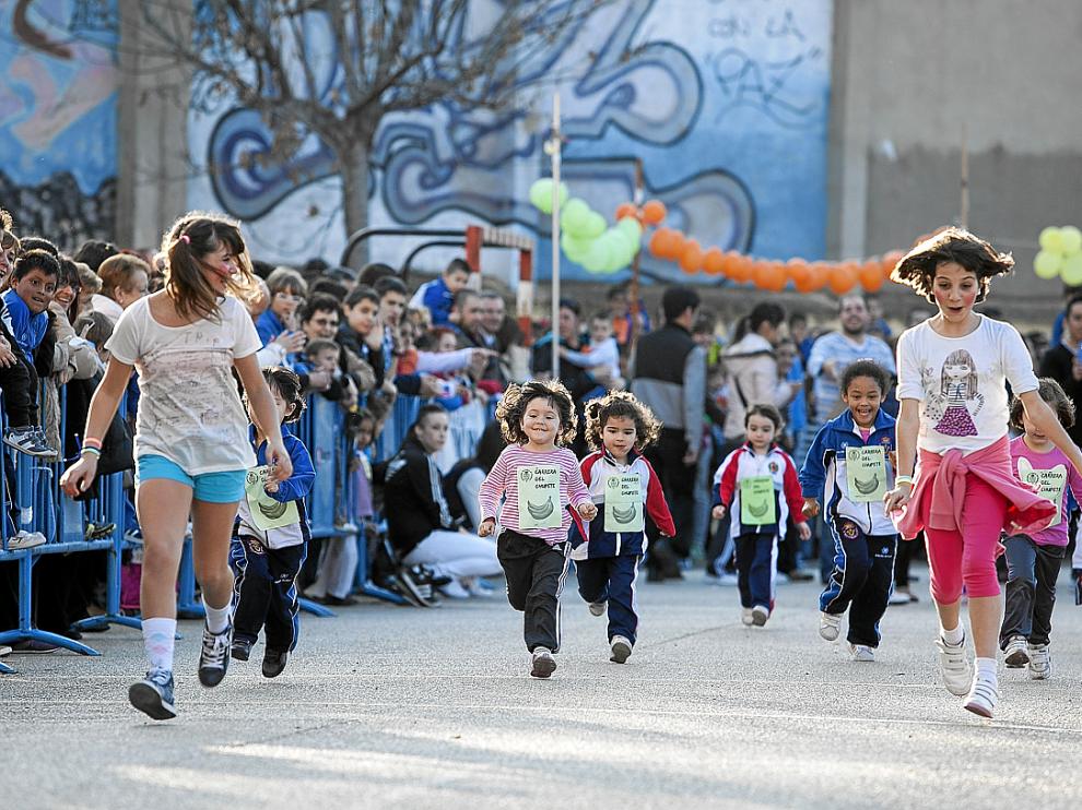 Un grupo de niños participa en la popular Carrera del Chupete que se celebra en Zaragoza