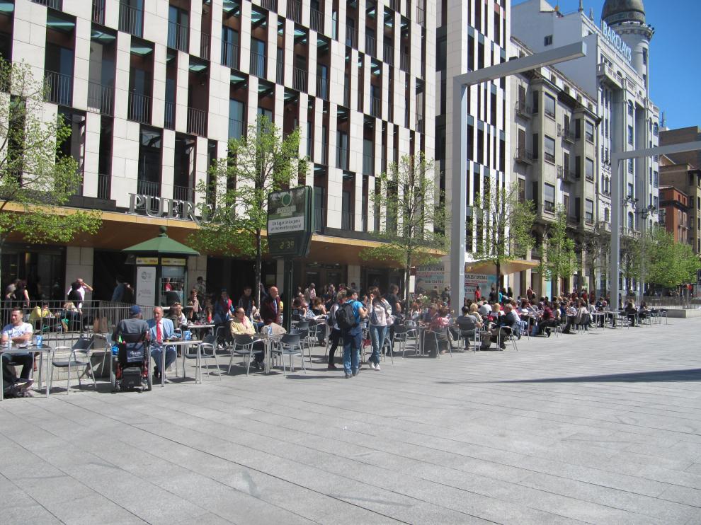 Terrazas llenas en la plaza de España este sábado