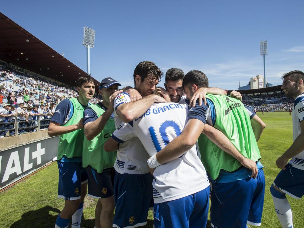 Los jugadores del Real Zaragoza celebran el gol contra el Eibar