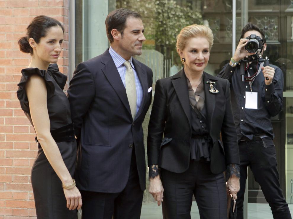 Carolina Herrera (d), su hija (i) y su marido Miguel Báez "El Litri" (c), llegan al Palau de la Música donde Puig celebra una convención.