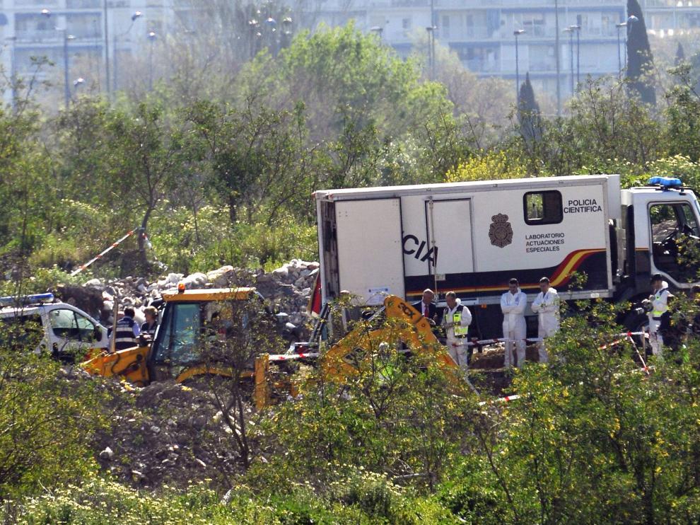 Un camión laboratorio de la Policía Científica analiza los restos óseos hallados en una escombrera de Camas.