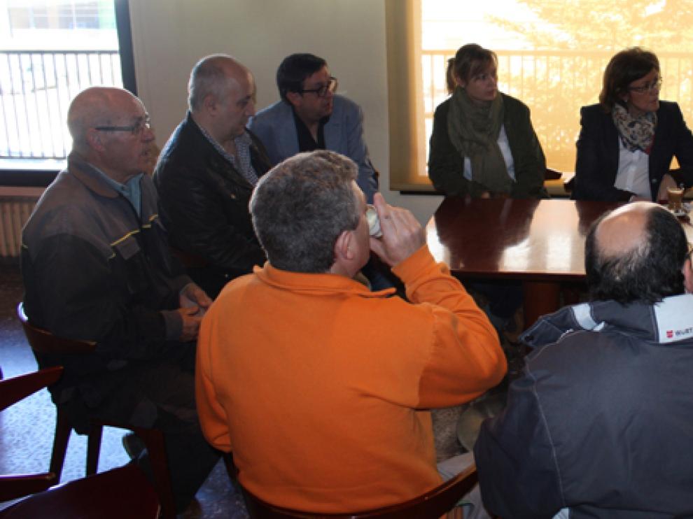 Marimar Angulo y Gerardo Martínez charlando con un grupo de autónomos en ÿlvega