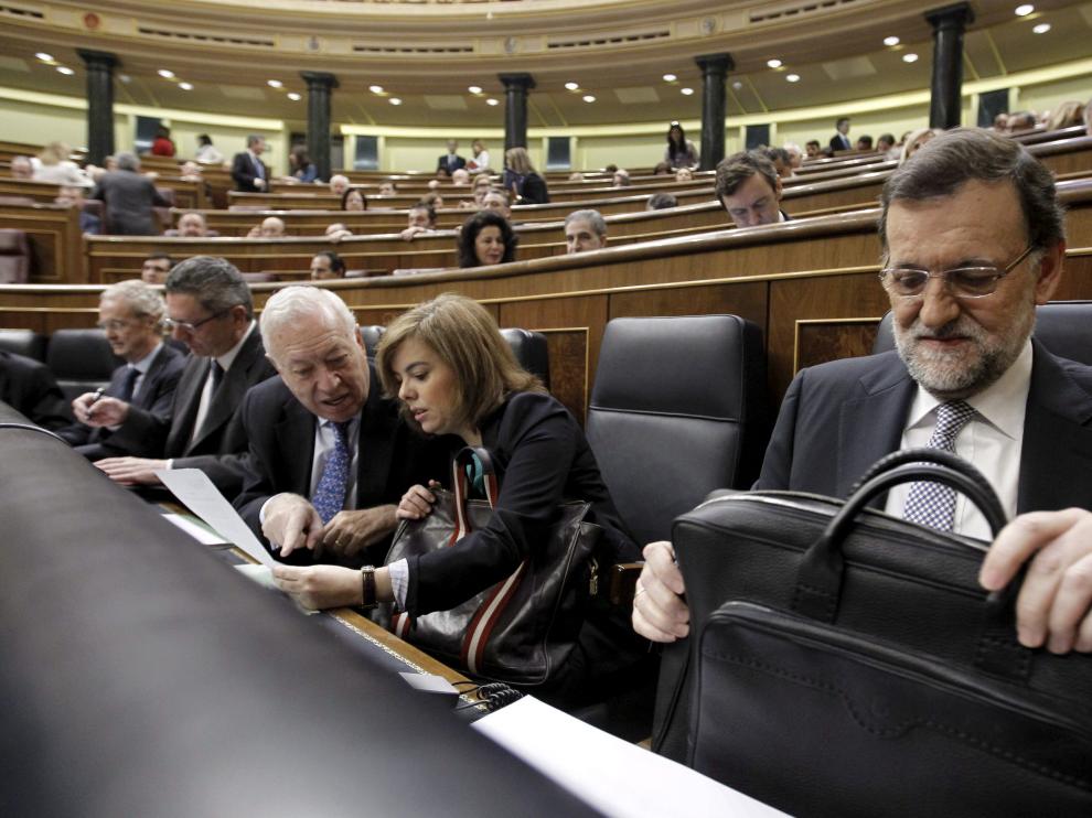 Rajoy, junto a varios de sus ministros en el Congreso