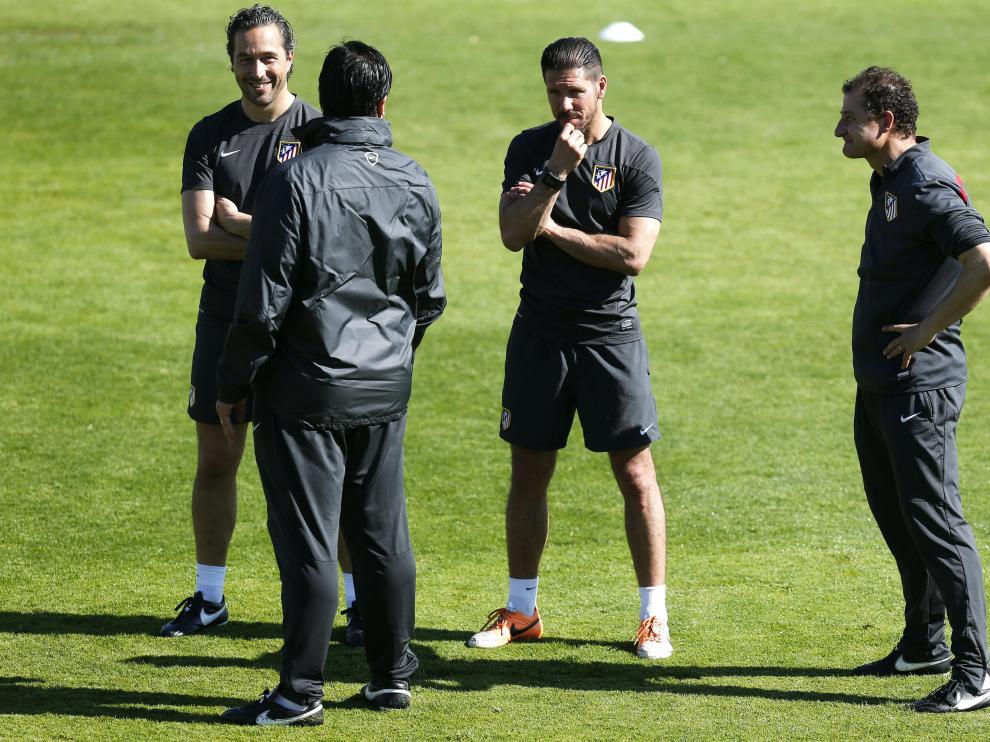 Simeone dialoga con los técnicos en el entrenamiento del Atlético