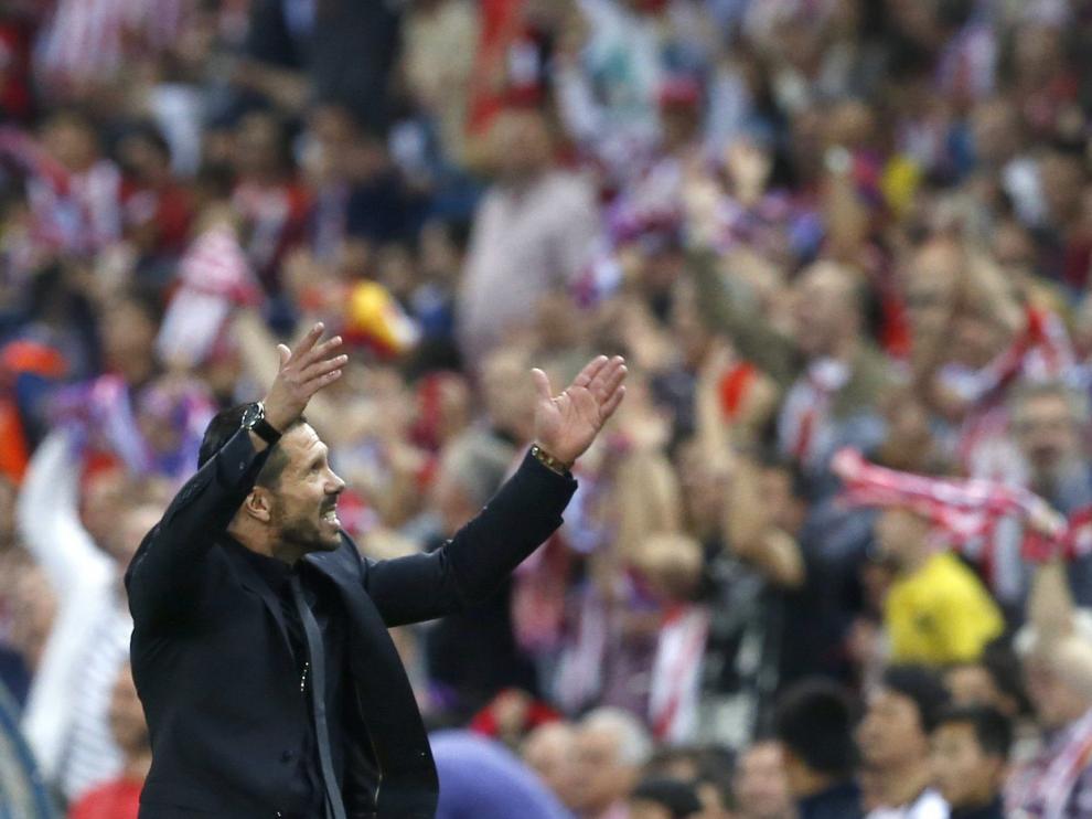 Simeone animando a la afición en el Calderón