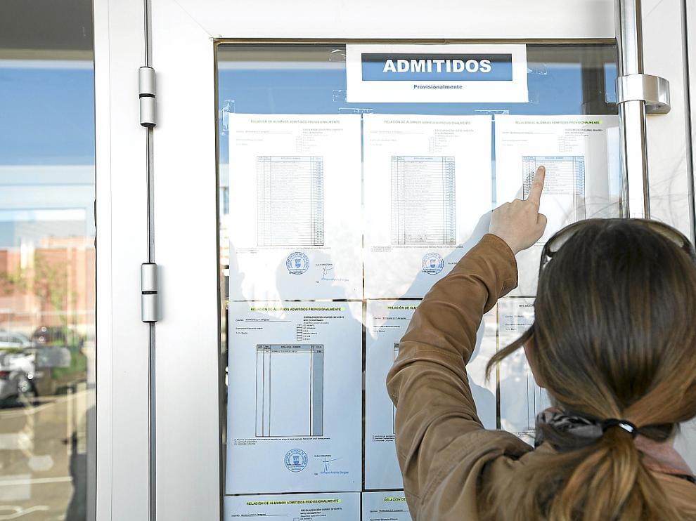 Una madre consulta la lista de admitidos del colegio Montecanal de Zaragoza, el año pasado.