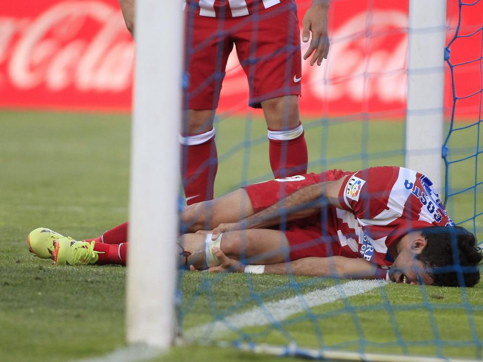 Costa tras el fuerte golpe contra el poste de la portería rival