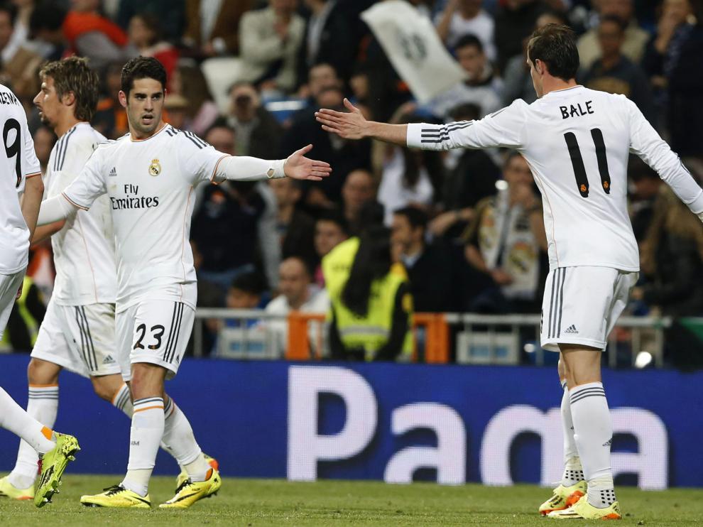 El jugador galés del Real Madrid Gareth Bale (d) felicita a Isco tras marcar el tercer gol ante el Almería.