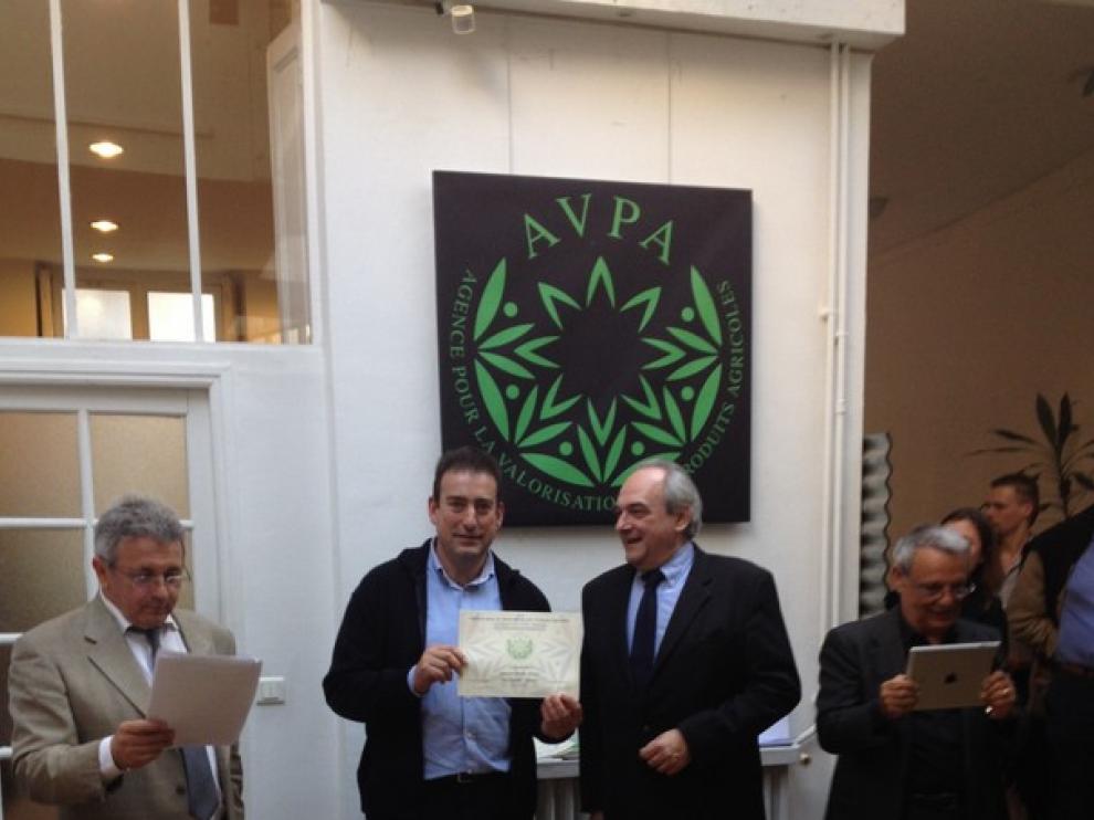 El responsable de Almazara Molino Alfonso, recibiendo el diploma que acredita que su aceite ha obtenido el Gourmet de Oro.