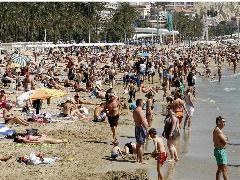 Las playas se ven abarrotadas en verano
