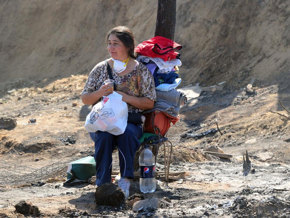 Una mujer espera ayuda con sus pertenencias en Valparaíso