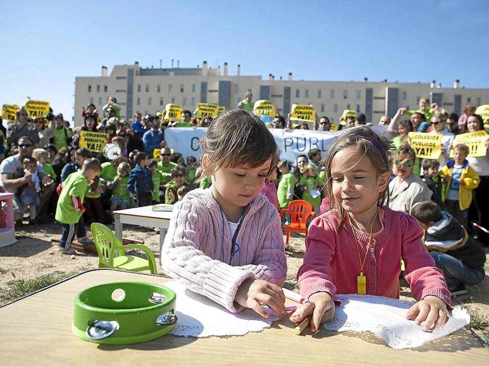 Dos niñas dibujan durante la protesta de ayer en Valdespartera por la falta de plazas educativas.