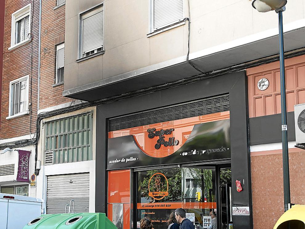 Fachada de la vivienda y el comercio afectados por el incendio.
