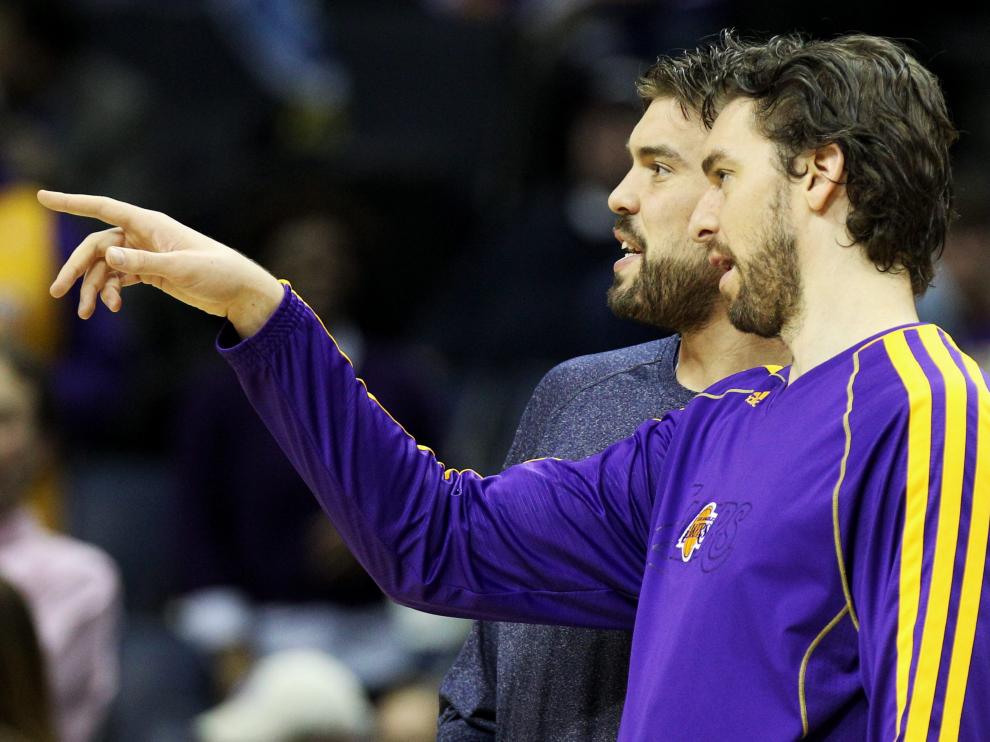 Pau y Marc, durante un partido entre los Lakers y Memphis