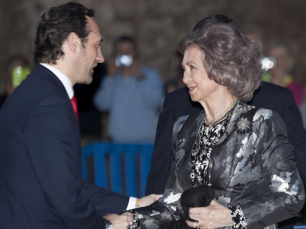 La Reina Doña Sofía saluda al presidente del Gobierno Balear, José Ramón Bauzá (i), a su llegada a la catedral de Palma de Mallorca.