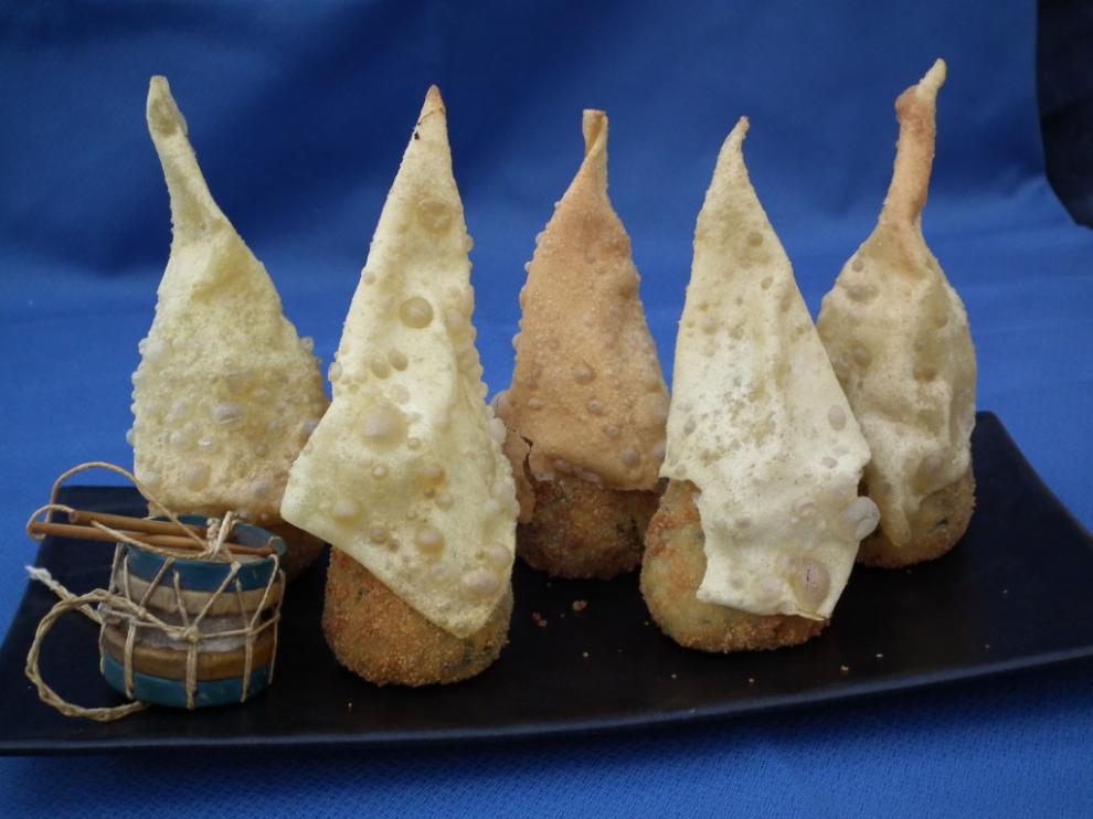 Espinacas a la crema con queso azul y capirote crujiente de ravioli, de La Terraza de Juan II