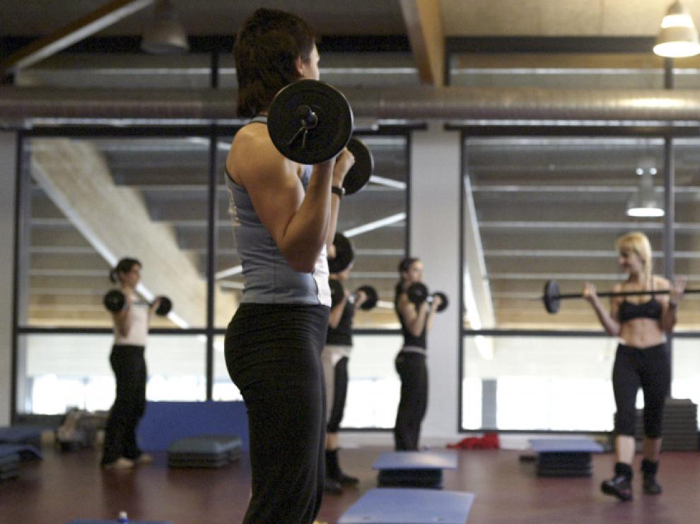 El buen tiempo invita a los usuarios de los gimnasios a practicar deporte al aire libre.