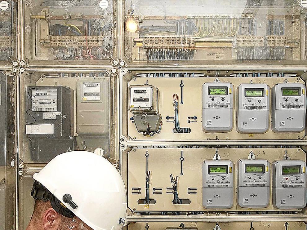 Un profesional comprueba una instalación de contadores