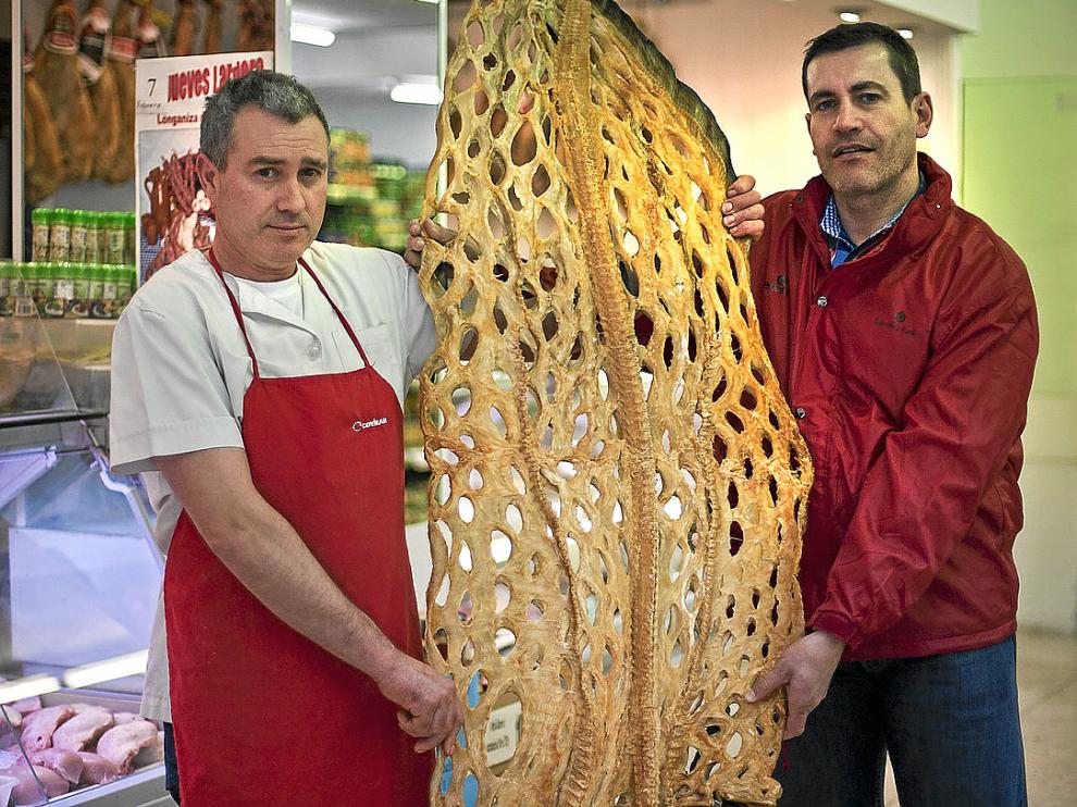 Un congrio gigante desecado, en un supermercado de Calatayud.