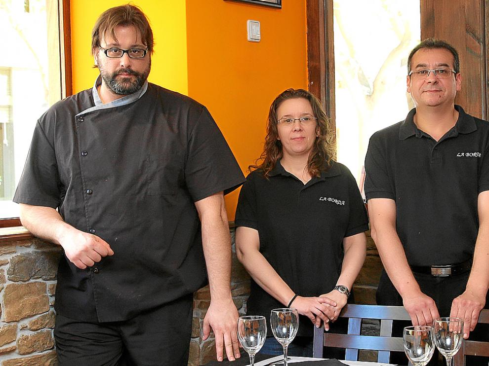 Óscar Koko Laplaza, Raquel Fernández y Juan Giménez, en el restaurante La Borda de Zaragoza