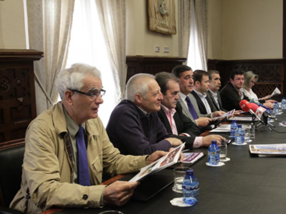 Los alcaldes de los municipios premiados con el presidente de la Diputación