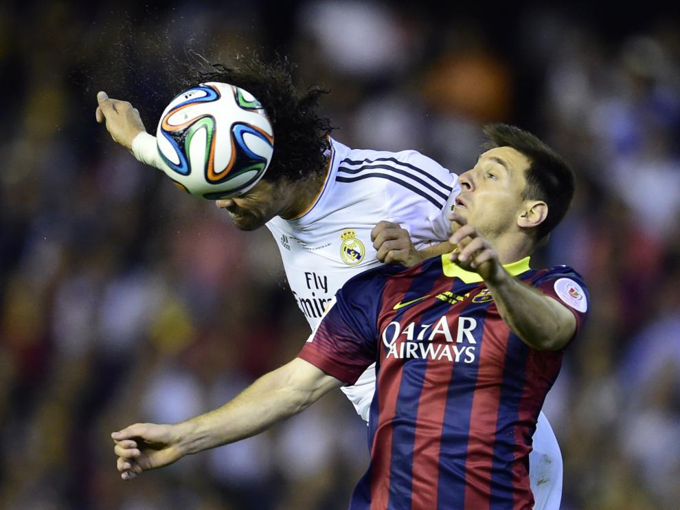 Messi pelea el balón con Pepe