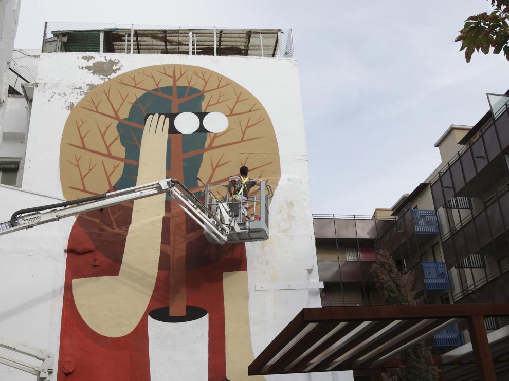 Un artista urbano pinta la pared de un edificio