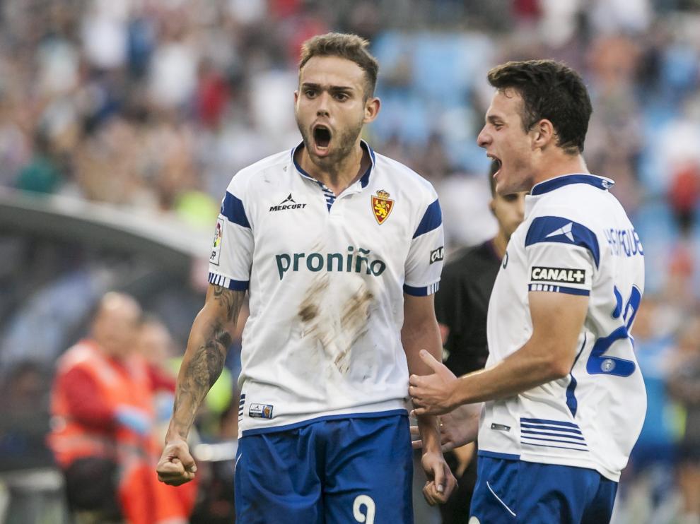 Roger y Henríquez celebran un gol
