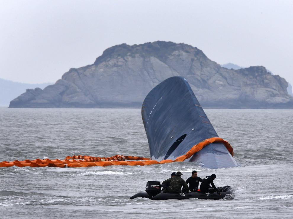 Un equipo de rescate, en el entorno del ferri hundido