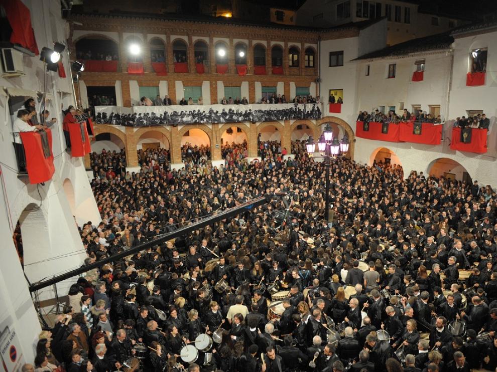 Los tambores rompen la hora en Híjar