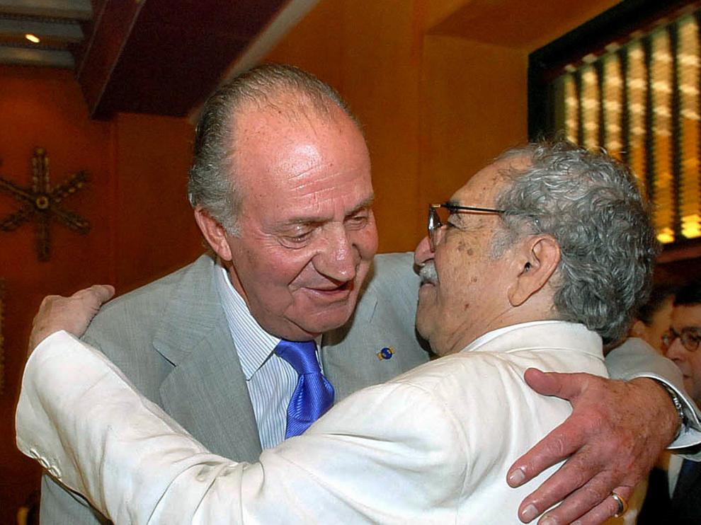 García Márquez abraza al rey Juan Carlos